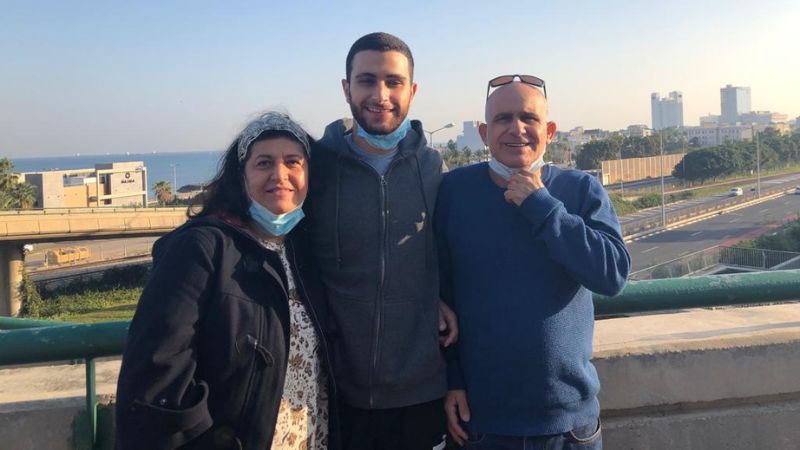 רס"ל אסף פנחס טובול ז"ל עם הוריו | צילום: אלבום פרטי