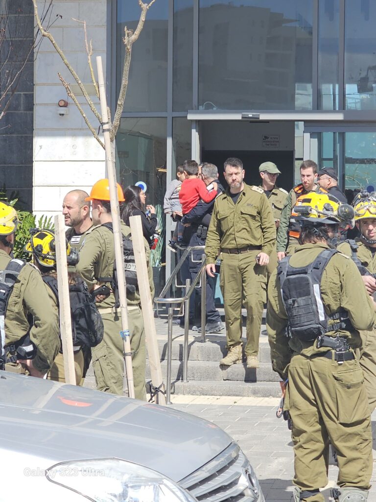 אנשי פיקוד העורף בזירת הנפילה בטירת כרמל | צילום: דוברות העירייה