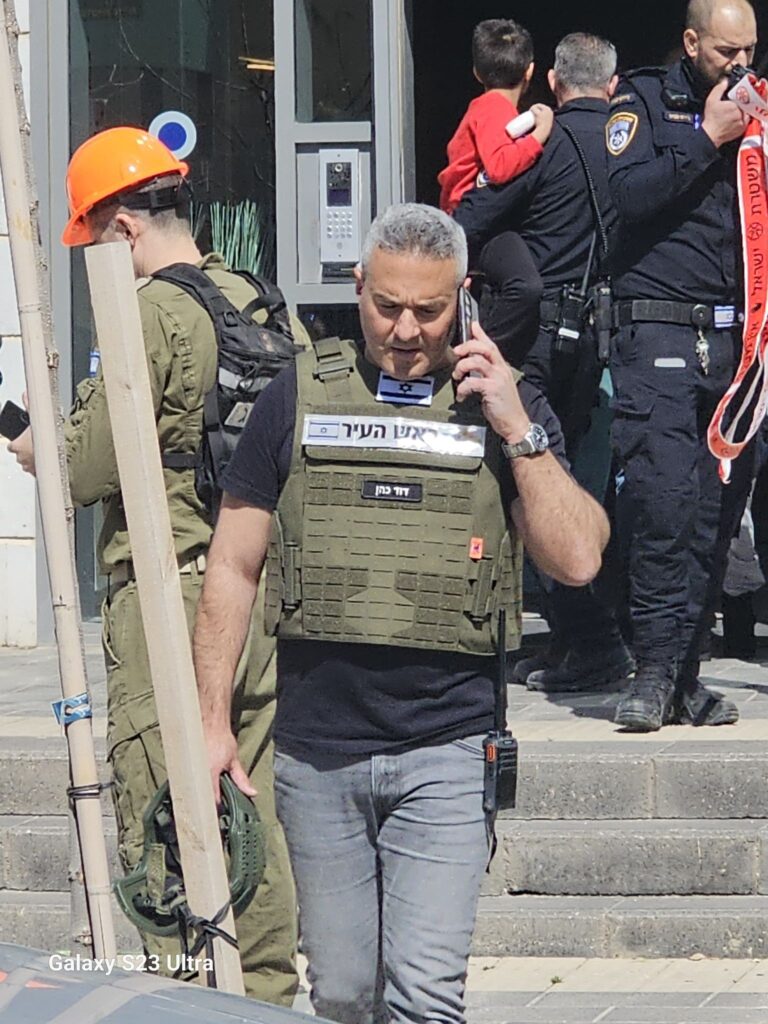 ראש עיריית טירת כרמל, דודו כהן, בזירת הנפילה בעיר | צילום: דוברות העירייה