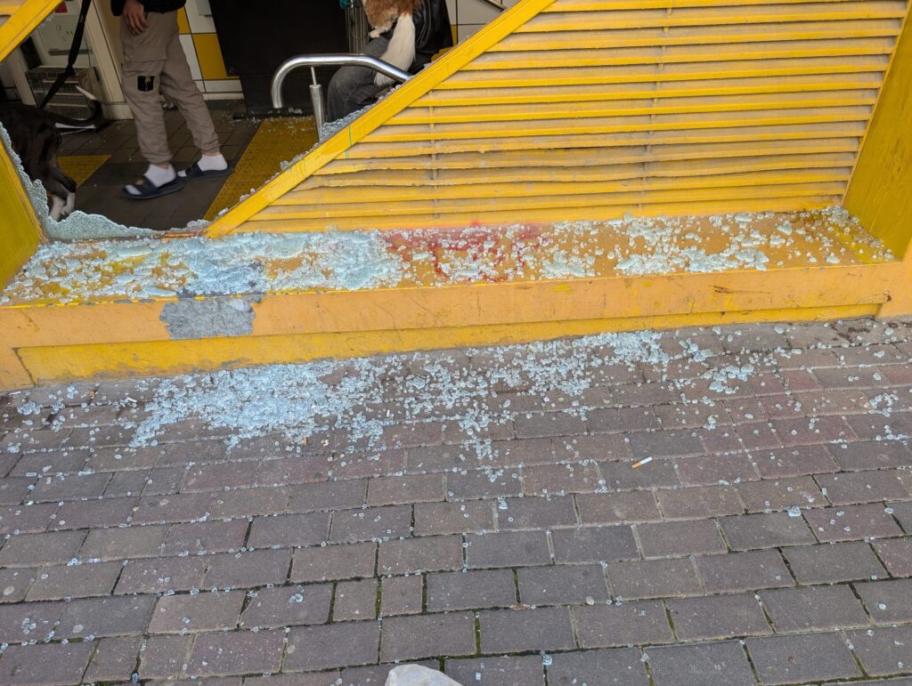 הזגוגית המנופצת בתחנת מסדה | צילום: בני יופה