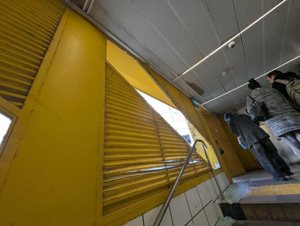 תושבים מוצאים מחסה בתחנת הכרמלית ברחוב מסדה | צילום: בני יופה