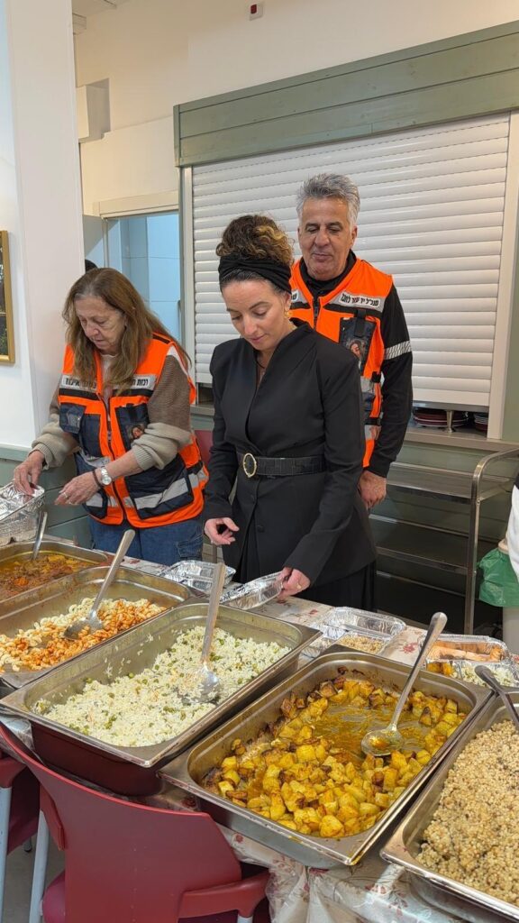 השרה עידית סילמן אורזת מנות חמות | צילום: יד עזר לחבר
