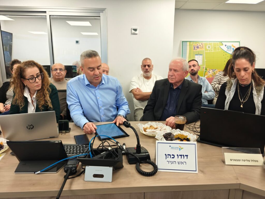 מימין: מנהלת אגף הביטחון, החירום והאכיפה בעיריית טירת כרמל לי-שי עמור, השר דיכטר, דודו כהן; מנכ