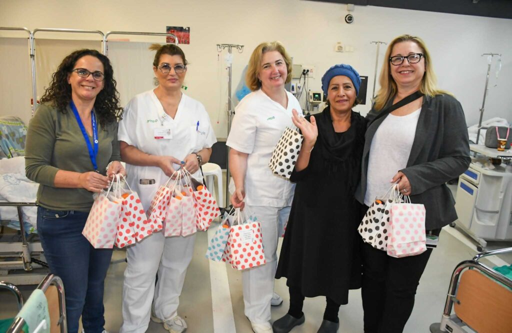 גלית רטנר ורנית רומנו עם מטופלת וצוות אחיות כרמל | צילום: ירון חזן דוברות כרמל