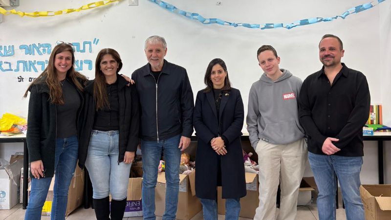 חברי הכנסת עדי עזוז ומאיר כהן בביקור בחיפה עם יוסי שלום ונטע בוחבוט | צילום: אלבום פרטי