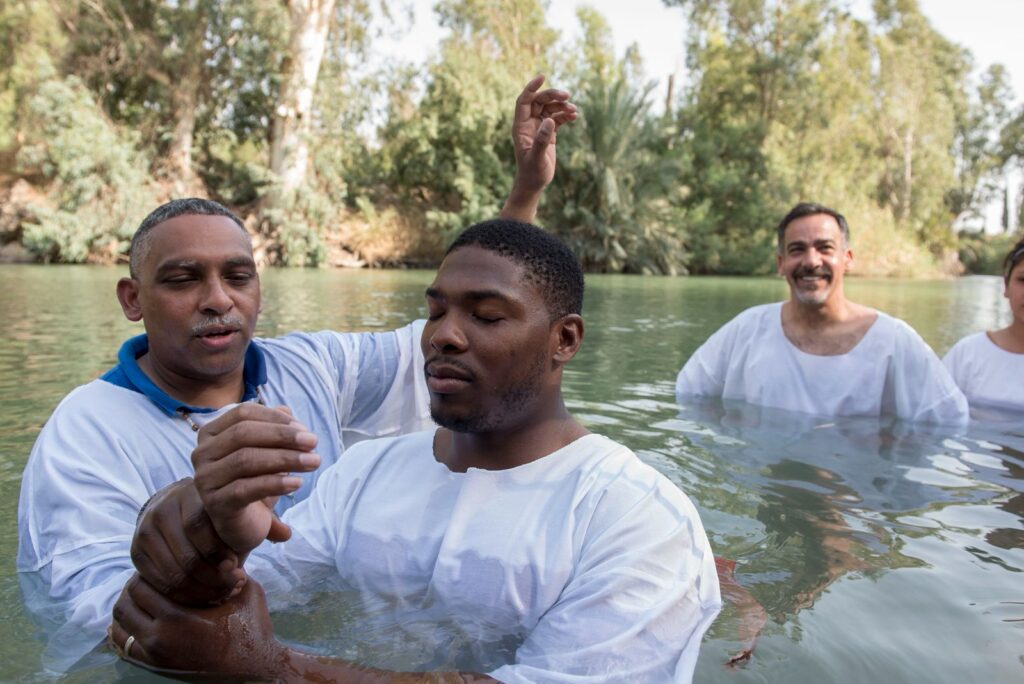 חיילי הצי השישי טובלים באתר ירדנית | צילום: U.S. Navy photo by Mass Communication Specialist Seaman Darien Weigel/Released