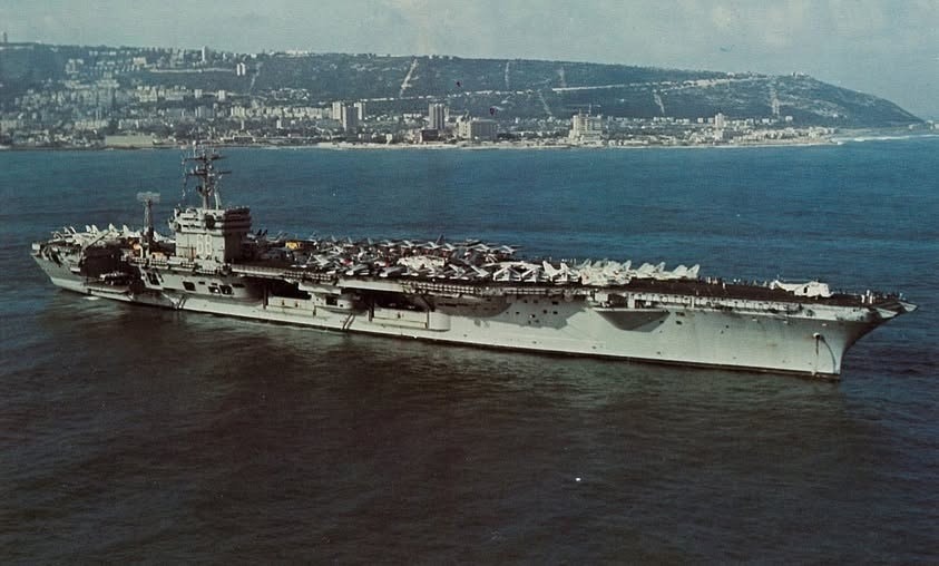 המפלצות במפרץ: כשנושאות המטוסים הפכו את חיפה לעיר של מלחים