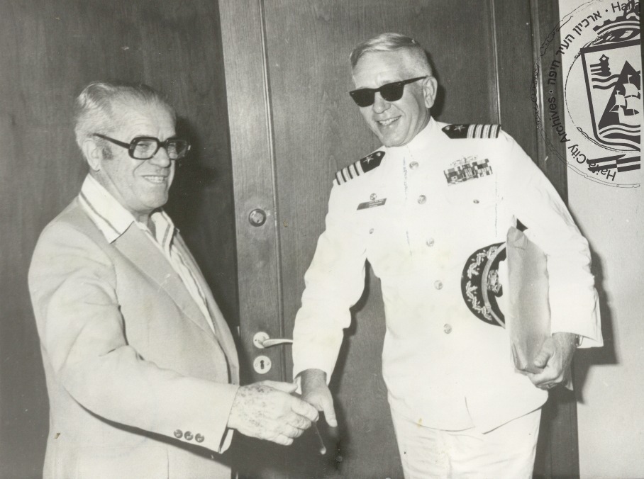 ראש עיריית חיפה, ירוחם צייזל, ואדמירל הנימיץ | צילום: ארכיון העיר חיפה