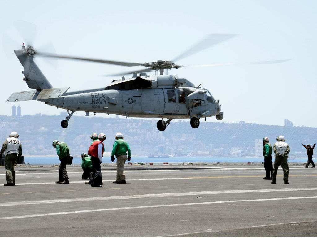 מסוק אמריקאי נוחת על הנימיץ כשחיפה ברקע | צילום: דן הדני, הספרייה הלאומית