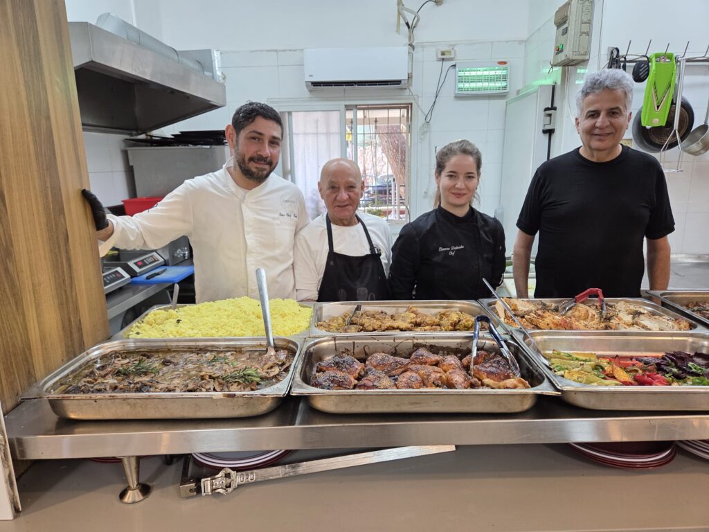 אלה דשבסקה במטבח עהעמותה | צילום: מדיה ודיגיטל עמותת יד עזר לחבר