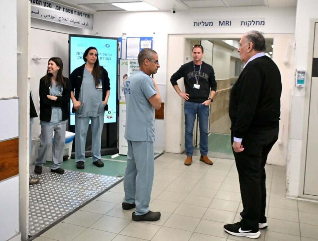 ראש העיר בפגישה עם צוות חדר לידה בכרמל | צילום: אלי דדון