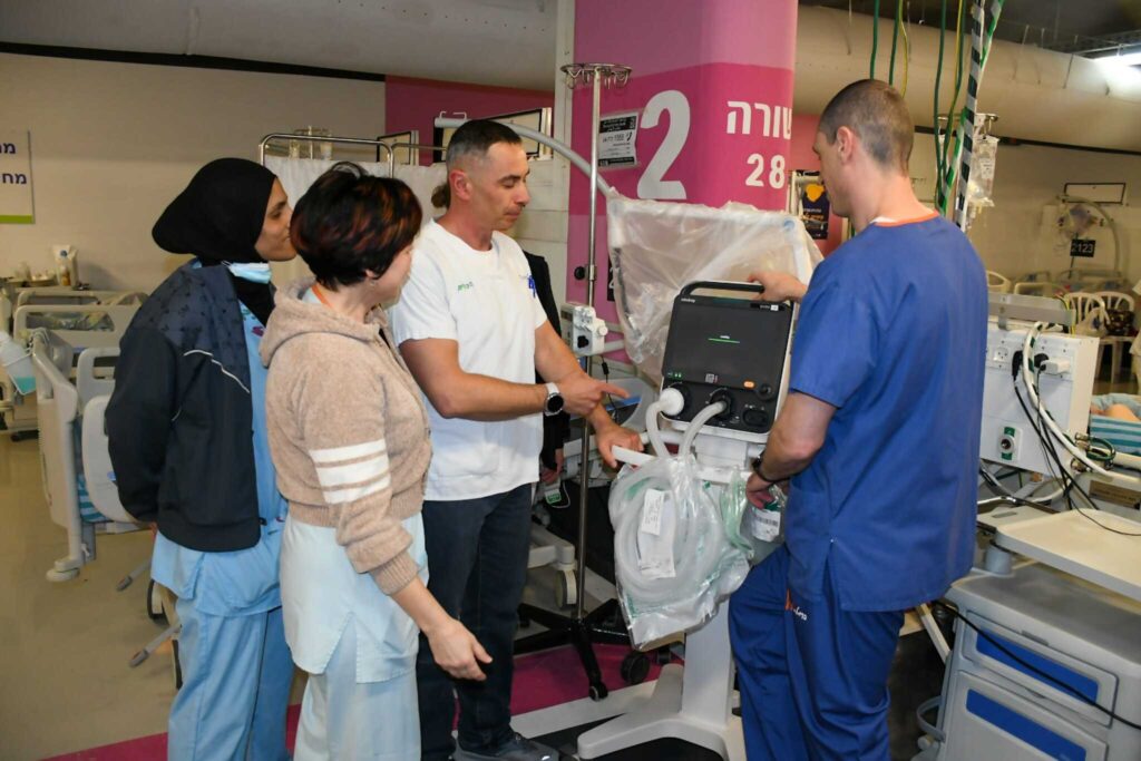 ויטלי עם צוותי האחיות של כרמל במתחם התת קרקע | צילום: ירון חזן דוברות כרמל