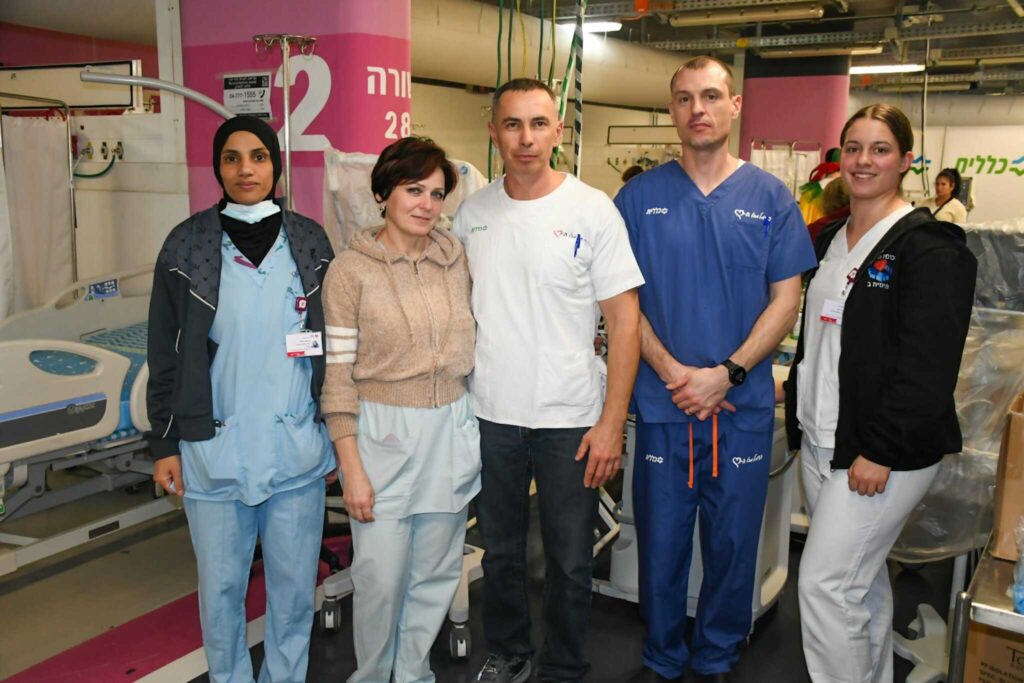 ויטלי עם צוותי האחיות של כרמל במתחם התת קרקע | צילום: ירון חזן דוברות כרמל