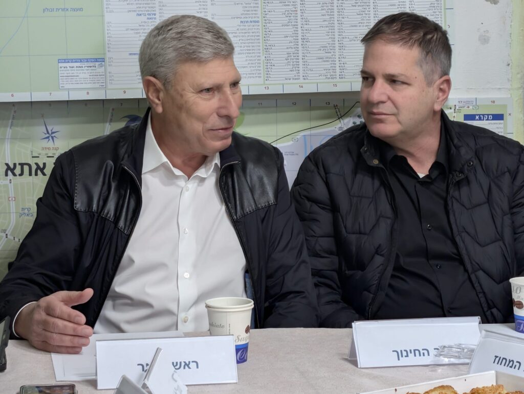 השר קיש ויעקב פרץ בהערכת מצב בעירייה | צילום: דוברות עיריית קריית אתא