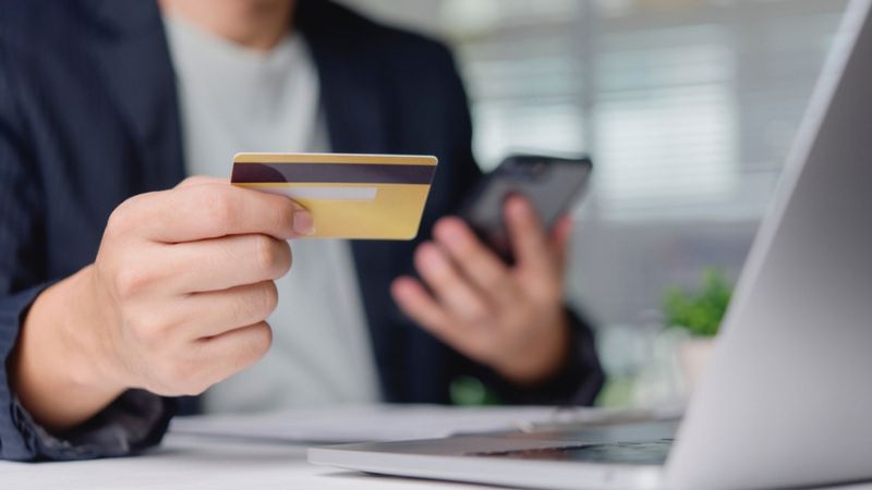 מה ההבדל בין כרטיס אשראי חוץ בנקאי לכרטיס רגיל ומתי כדאי לבחור בו?