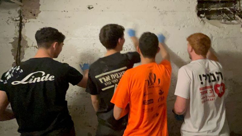 בן 18 מנשר שמוביל מאות מתנדבים: 