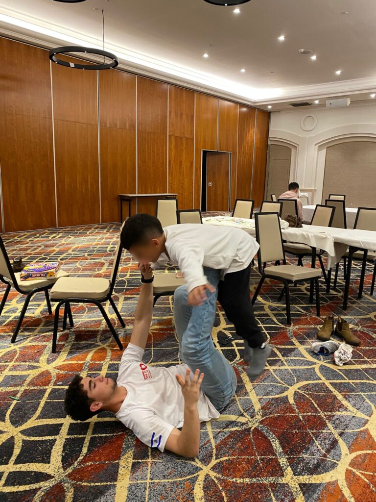 נועם סובל בפעילות עם משפחות מפונים | צילום: באדיבות לב אחד