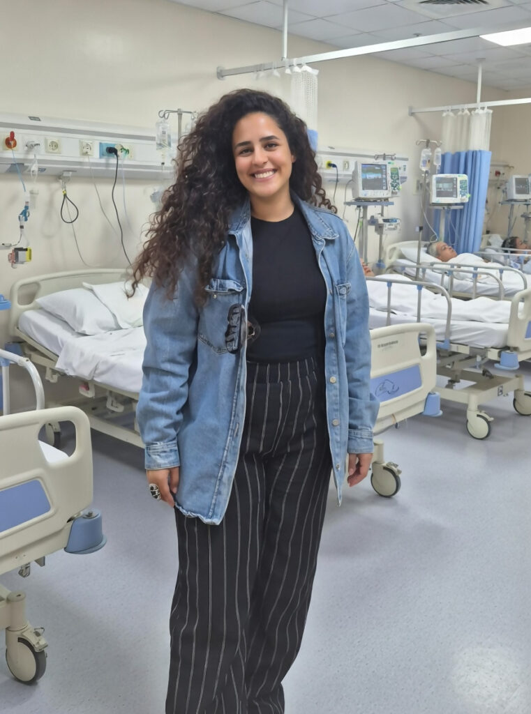 הסטודנטית אור שרעבי בבית החולים | צילום: ירון חזן דוברות כרמל