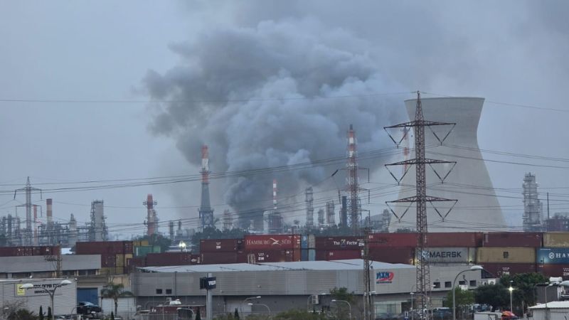 הותר לפרסום: פגיעה בבתי הזיקוק בחיפה, שריפה פרצה במקום