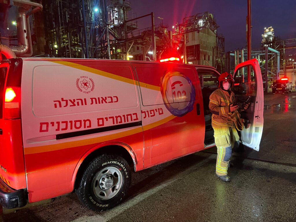ניידת טיפול בחומרים מסוכנים בבתי הזיקוק חיפה, לאחר פגיעת רסיסי הטיל האיראני | צילום: דוברות כב״ה מחוז חוף