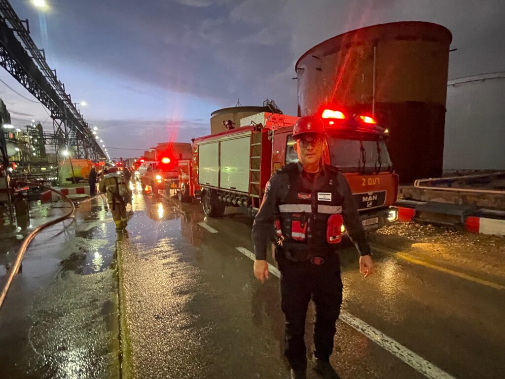 בתי זיקוק לאחר פגיעת רסיסי הטיל האיראני | צילום: דוברות כב״ה מחוז חוף