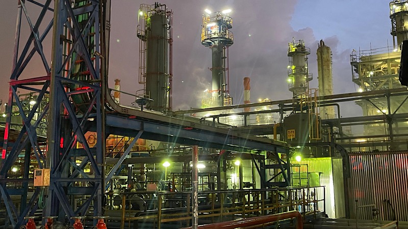 המשרד להגנת הסביבה: שני רסיסים פגעו בבתי הזיקוק. נשלל אירוע חומ