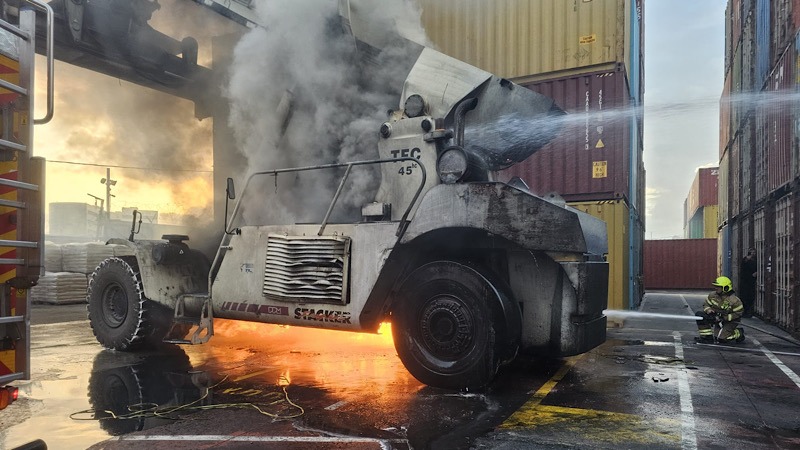 בעקבות נפילת הטיל: עדיין נמשכות הפעולות לכיבוי האש שפרצה במסוף המכולות בחיפה