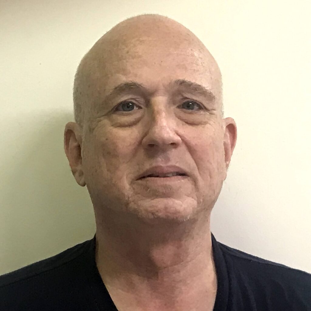 העיתונאי אבי בליזובסקי, מסקר את תחום הסביבה מאז שנות ה-80 | צילום: אלבום פרטי