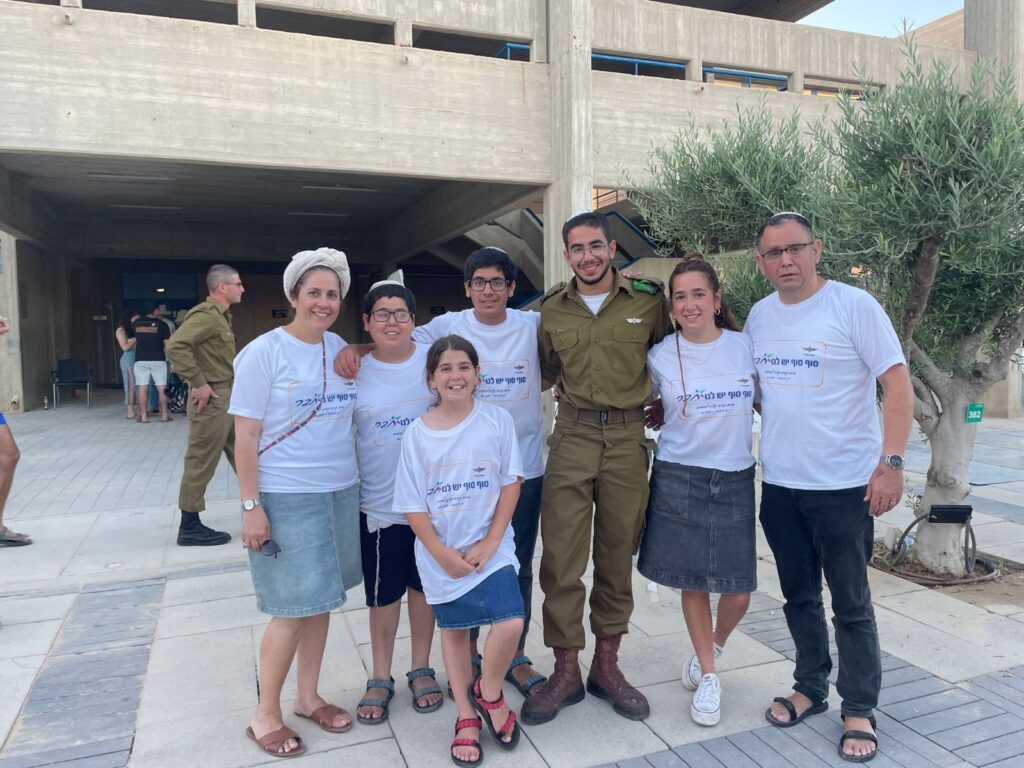 משפחת בוצחק. במרכז, על מדים: אושרי בוצחק ז