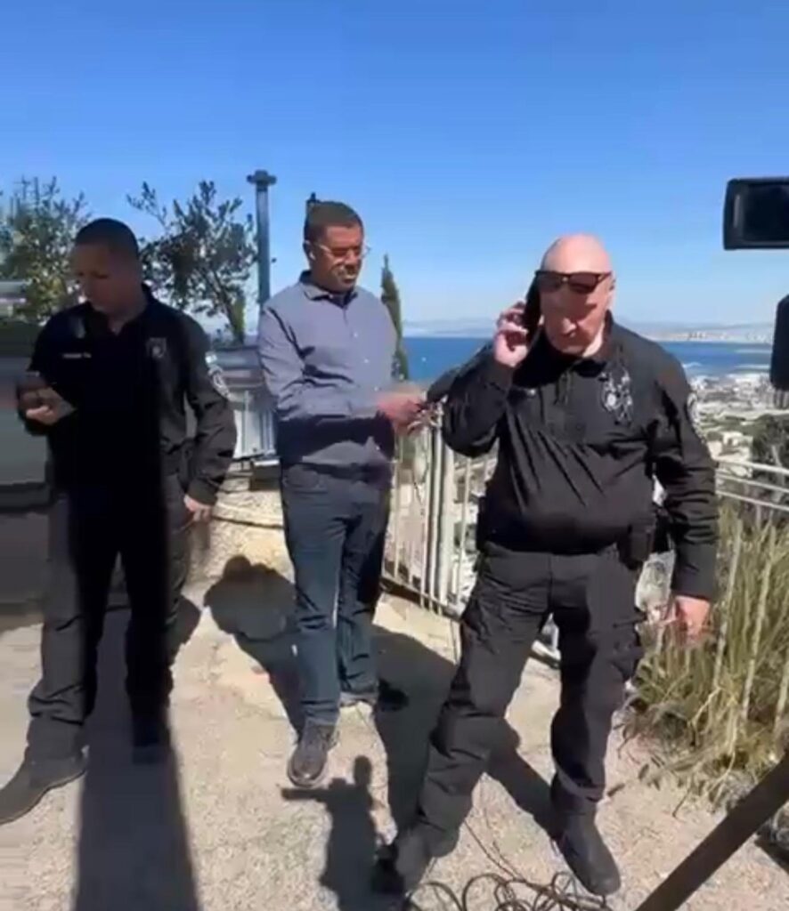 פקחי עיריית חיפה מפנים אנשי תקשורת ערבים מרחוב יפה נוף | צילום: מרכז מוסאוא