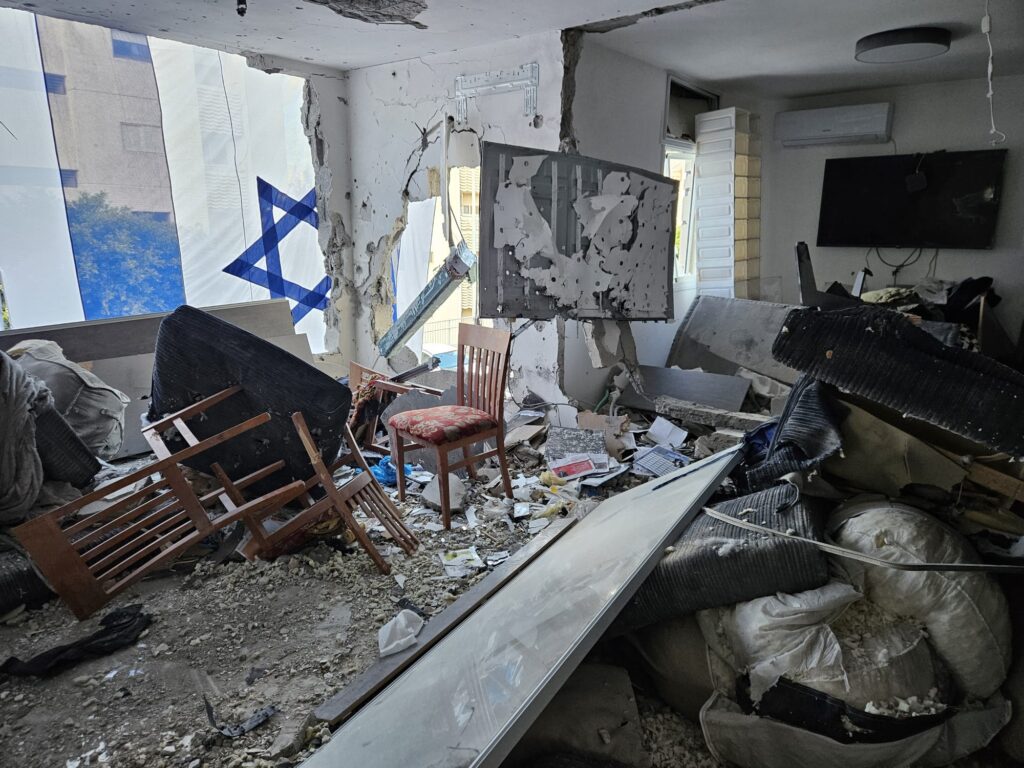 ההרס בבית של נדב קטן ודגל ישראל שנתלה מחוץ לבניין על ידי עובדי עיריית נשר | צילום: נדב קטן