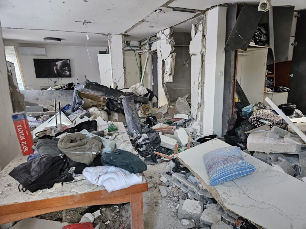 ה מה שנותר מביתו של נדב קטן לאחר פגיעת רסיס האמל