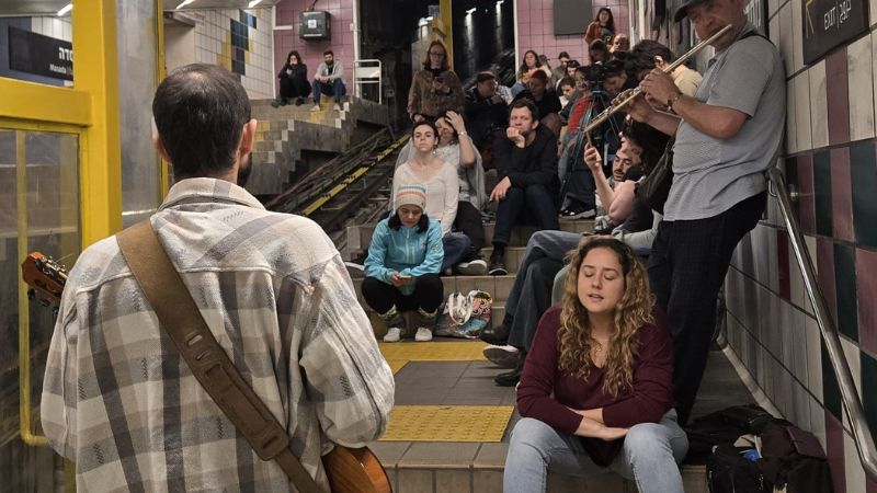 מתחת לאדמה, בזמן מלחמה: חיפאים יורדים לכרמלית כדי לשיר יחד 