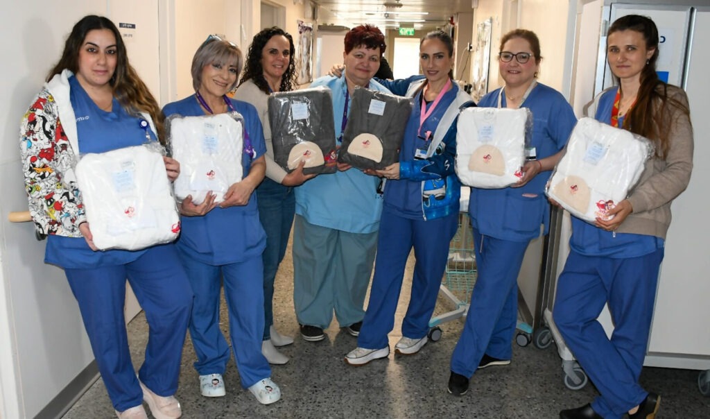 צוות יולדות כרמל עם המתנות ליולדות החדשות | צילום: ירון חזן דוברות כרמל