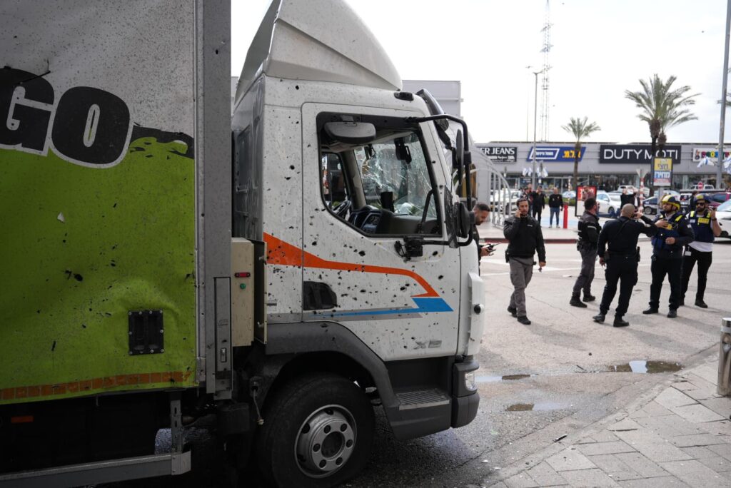 משאית בביג קריות שספגה רסיסים | צילום: דוברות המשטרה