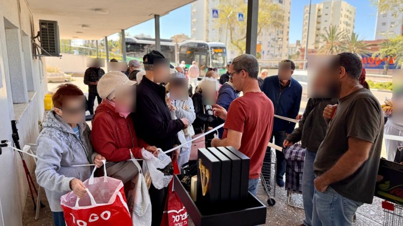 אזרחים מקבלים את חבילות המזון | צילום: אבריימקה אייזנשטיין