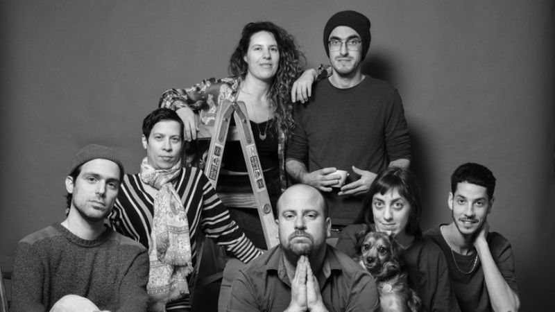 לא פוזה, לא תדמית: הרגע שבו אנשים מפסיקים להעמיד פנים, ונכנסים לפריים