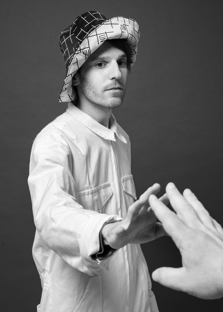 פורטרט פלוס כף ידו של הצלם | צילום: יגאל פליקס