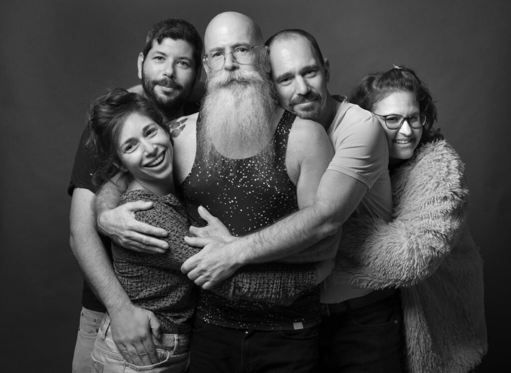 אסופה של זרים מחובקים | צילום: יגאל פליקס