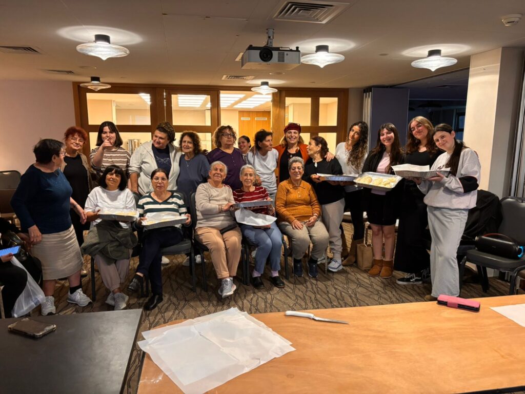 תלמידות האולפנה עם המפונות מקריית שמונה | צילום: אמי