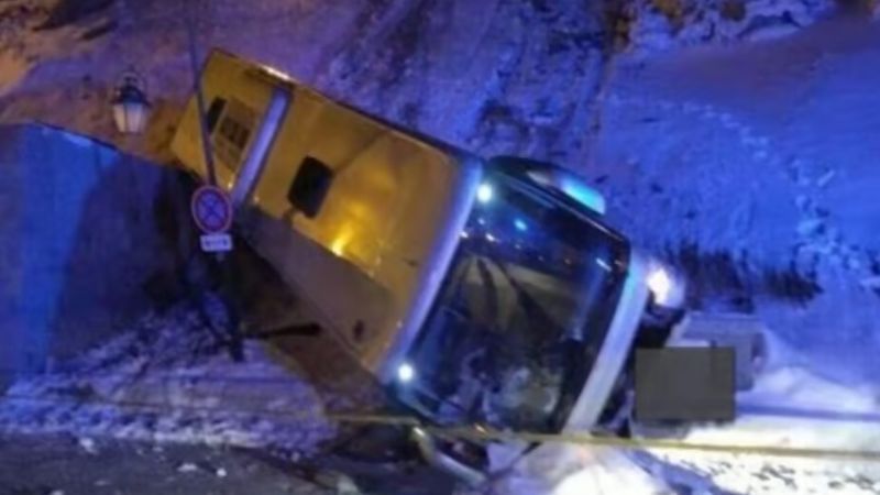 האוטובוס שהתהפך בצרפת | צילום: TF1, לפי סעיף 27א' לחוק זכויות יוצרים