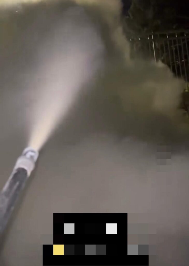 תיעוד של הנערים באינסטגרם כשהם מתיזים את תכולת המטפים | צילום: לפי סעיף 27א' לחוק זכויות יוצרים