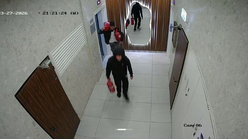 הנערים יוצאים מהמעלית בדרכם החוצה מהבניין | צילום: מתוך מצלמת האבטחה
