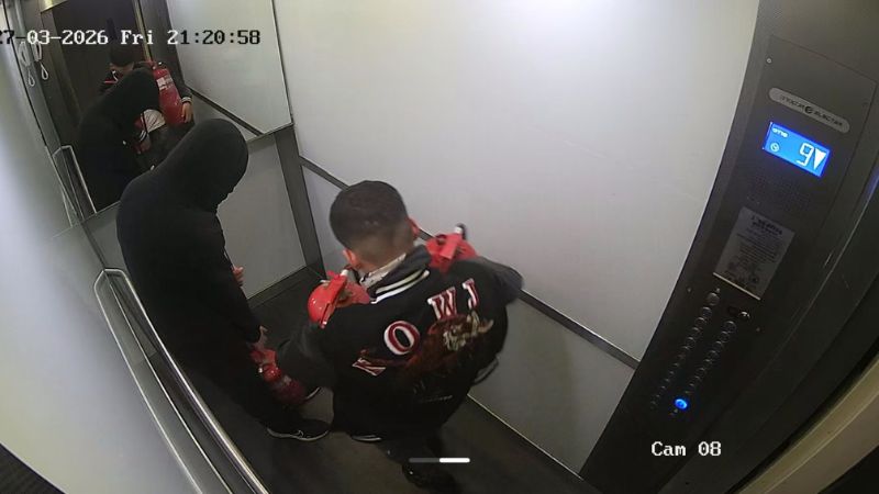 הנערים במעלית הבניין אוחזים בשלושה מטפים | צילום: מתוך מצלמת האבטחה