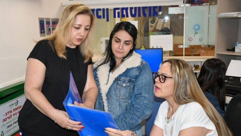 רנית רומנו בעבודה עם צוות המשרד | צילום: ירון חזן דוברות כרמל