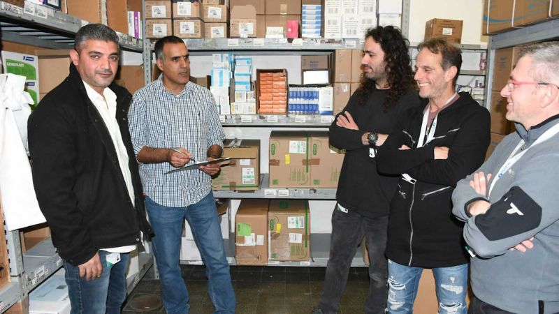 יפתח רוזי בעבודה עם צוותי המערך הלוגיסטי | צילום: ירון חזן דוברות כרמל