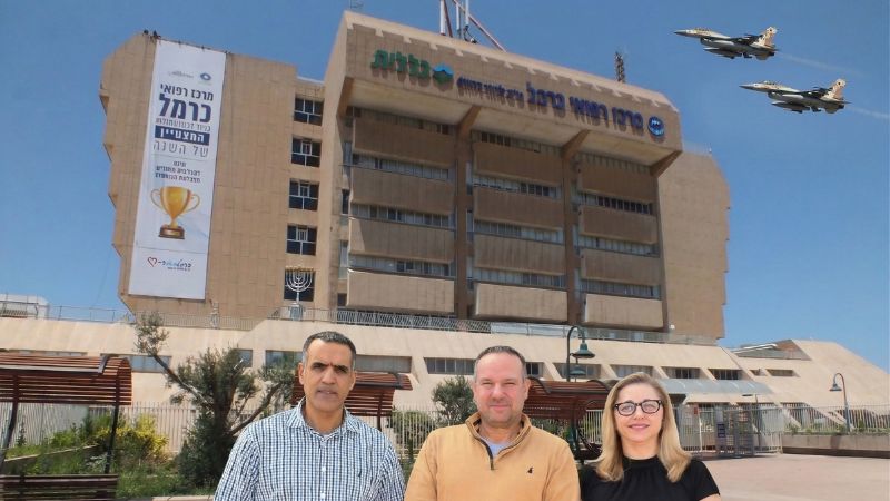 רנית עינב ויפתח על רקע בית החולים כרמל | צילום: ירון חזן דוברות כרמל