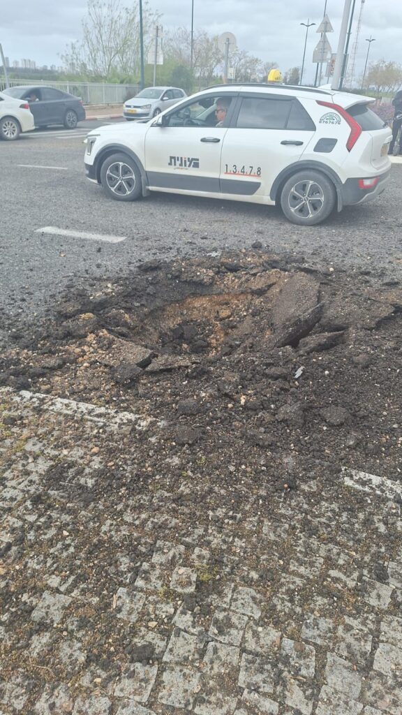 מקום פגיעת שבר יירוט סמון לקרית אתא | צילום: לפי סעיף 27א' לחוק זכויות יוצרים