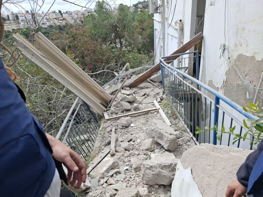זירת נפילה במרכז הכרמל בחיפה | צילום: דוברות עיריית חיפה