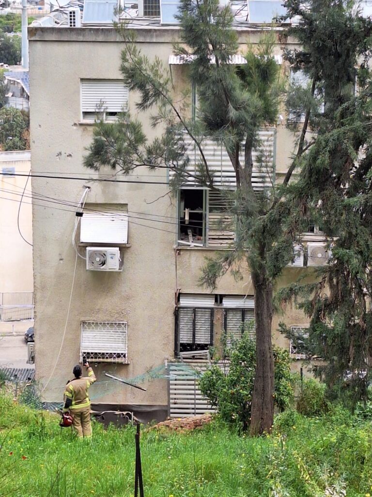 זירת נפילת רסיס בשכונת נוה שאנן | צילום: עומר מוזר